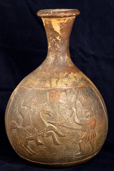 Botella que representa una lucha entre un jinete y un guerrero a pie (terracota) de Precolombian Precolombian