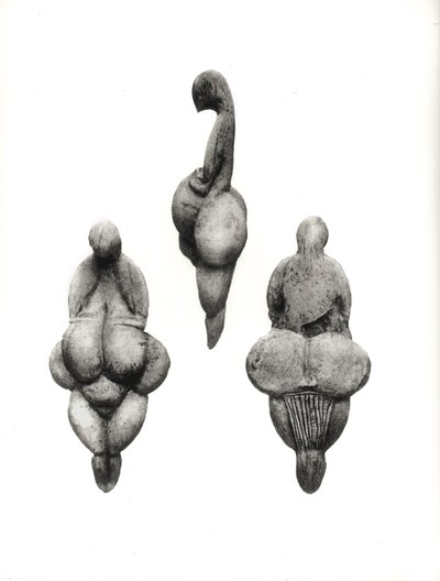 Tres vistas de una estatuilla de 