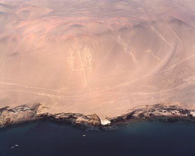 Vista aérea del Candelabro de Paracas o el Candelabro de los Andes, en la Bahía de Pisco de Prehistoric Prehistoric