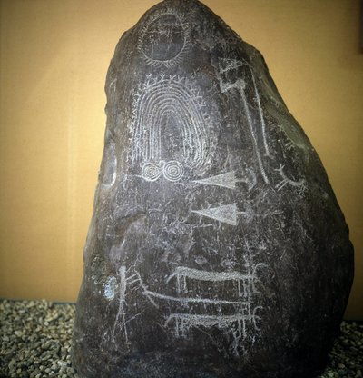 Civilización de los Camunni, Prehistoria, arte rupestre: roca funeraria, animales, puntas de flecha y espirales - Estela de Bagnolo tipo 2 en Valcamonica (Valle de Camonica) (Italia) de Prehistoric Prehistoric