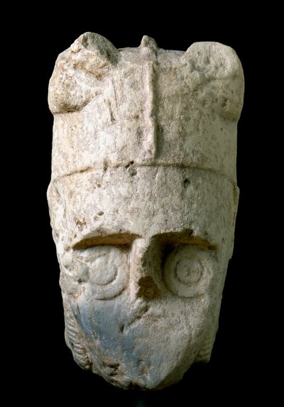 Cabeza de un arquero con casco con cuernos (miles cornutus), de Monte Prama (Cabras), conservado en el Museo Arqueológico Nacional de Cagliari de Prehistoric Prehistoric