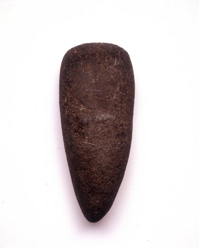 Neolítico. Hacha de piedra. Museo arqueológico de Milán de Prehistoric Prehistoric