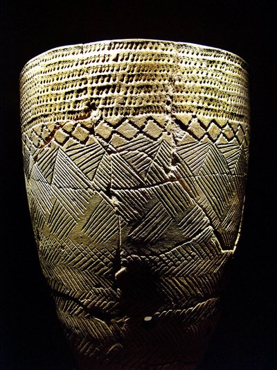 Cerámica con decoración de “dientes de peine”, circa 8000 a.C. del período Neolítico, Amsa-Dong, Corea. Fotografía, Museo Nacional de Seúl, República de Corea de Prehistoric Prehistoric