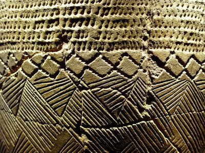 Cerámica con decoración de “diente de peine”, circa 8000 a.C. del Período Neolítico, Amsa-Dong, Corea. Fotografía, Museo Nacional de Seúl, República de Corea de Prehistoric Prehistoric