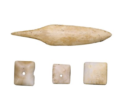 Prehistoria (Neolítico): Punta de flecha y botones de hueso. De la Cueva Toralla (Lleida) de Prehistoric Prehistoric
