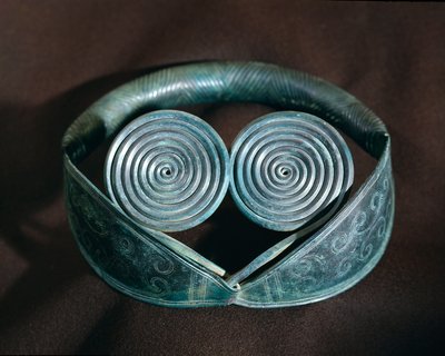 Prehistoria: adorno de cuello de metal decorado con espirales de Halland. Museo Nacional de Antigüedades de Suecia, Estocolmo, Suecia de Prehistoric Prehistoric