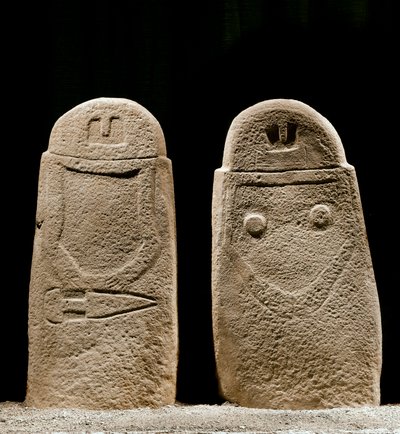 Arte prehistórico: dos menhires de hombre y mujer que datan de la Edad del Hierro del sitio de Lunigiana cerca de La Spezia, Italia. 1100-800 a.C. La Spezia, Museo Comunale della Civilta Lunigiana de Prehistoric Prehistoric