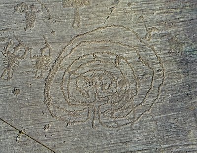 Prehistoria, civilización Camunni, arte rupestre: roca funeraria con la representación de guerreros con armas, escudos y espadas, y un laberinto. Período entre el Neolítico y la Edad de Bronce. Roche. 35 Capo di Ponte, Parque nacional de las inscripciones  de Prehistoric Prehistoric