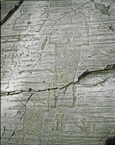Prehistoria, civilización de los Camunni, arte rupestre: roca funeraria de representaciones estilizadas de guerreros, detalle que representa al Gran Guerrero armado con espadas y un escudo. Período entre el Neolítico y la Edad de Bronce. Roca n. 50. Naquan de Prehistoric Prehistoric