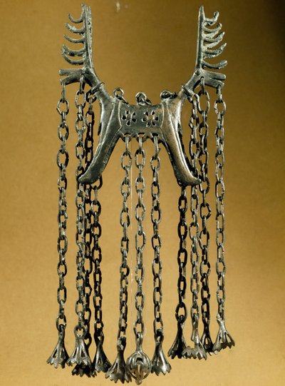Prehistoria: colgante en forma de alce con dos cabezas de un sitio en Dolanlar (Azerbaiyán) Edad de Bronce. Bakú, Museo Estatal de Historia de la Religión de Azerbaiyán de Prehistoric Prehistoric