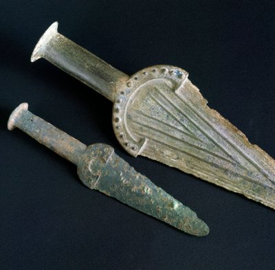 Prehistoria, civilización etrusca: daga de bronce de la Necrópolis San Giovenale (Viterbo), Lacio. Edad de Bronce. Siglo XVII a.C. Roma, Museo Nazionale Preistorico Etnografico Luigi Pigorini de Prehistoric Prehistoric