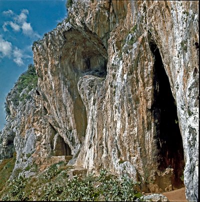 Prehistoria: las cuevas de Balzi Rossi en la aldea de Grimaldi en el municipio de Ventimiglia, Italia, habitadas por el hombre en el Paleolítico de Prehistoric Prehistoric