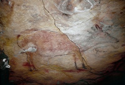 Prehistoria: pintura rupestre de un ciervo del Paleolítico Superior (Magdaleniense) (entre 16500 y 14000 años atrás) Cueva de Altamira, Santander, España de Prehistoric Prehistoric