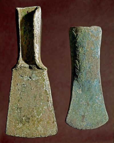 Prehistoria: hacha y punta de lanza de sílex. Civilización de los Apeninos (o Edad del Bronce italiana). 1400-1300 a.C. Perugia, Museo Arqueológico Nacional de Umbría de Prehistoric Prehistoric