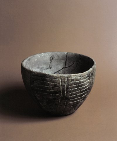 Prehistoria: jarrón de cerámica grabado con decoraciones neolíticas de la Caverna Delle Arene en Candide (Liguria). Pegli, Museo Villa Pallavicini de Prehistoric Prehistoric