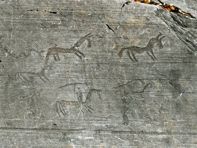 Prehistoria, civilización de los Camunni, arte rupestre: roca funeraria con escena de caza de Prehistoric Prehistoric