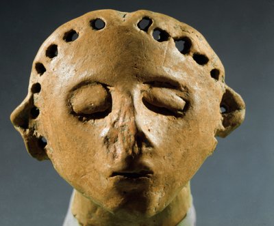 Prehistoria, cultura de Cucuteni-Trypillia (Cucuteni Trypillia o Tripolya): cabeza de estatua de arcilla. 3000 a.C. Neolítico, Edad de Piedra. Kishinev (Chisinau), Instituto Histórico de Ciencias de la República de Moldavia de Prehistoric Prehistoric