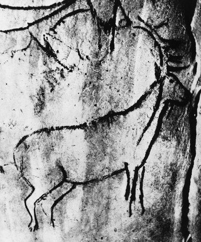 Prehistoria: representación de un ciervo en la cueva de Niaux en Ariège - fotografía. de Prehistoric Prehistoric