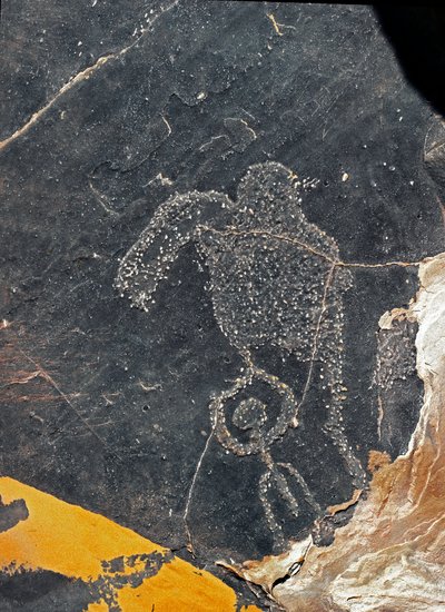 Prehistoria, arte rupestre: roca funeraria con una figura humana. Edad de Piedra 5000-2000 a.C. Taghit, Haut plateau du Hoggar (Ahaggar), Argelia de Prehistoric Prehistoric
