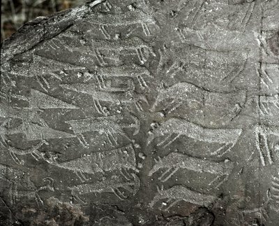 Prehistoria, arte rupestre: roca funeraria con representaciones de dagas y bueyes de Prehistoric Prehistoric