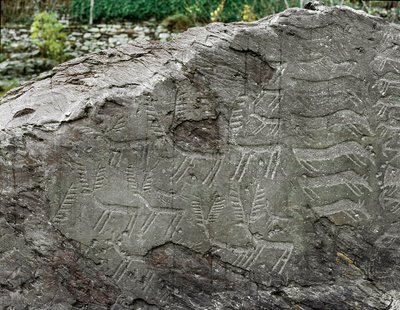 Prehistoria, arte rupestre: roca funeraria con representaciones de ciervos y ganado. Edad del Cobre. Periodo Eneolítico (calcolítico). Roca n. 1. Cemmo (Brescia) Parque arqueológico nacional de los Masos de Cemmo, Italia de Prehistoric Prehistoric