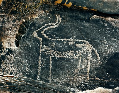 Prehistoria, arte rupestre: roca funeraria con representación de un antílope de Prehistoric Prehistoric
