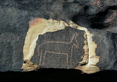 Prehistoria, arte rupestre: roca funeraria de la representación de un antílope. Edad de Piedra 5000-2000 a.C. de Prehistoric Prehistoric