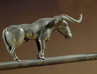 Prehistoria: estatua de toro de plata de la tumba de Maikop (Cáucaso). 3000-2500 a.C. Eneolítico, Edad del Cobre. San Petersburgo, Museo del Hermitage, Rusia de Prehistoric Prehistoric