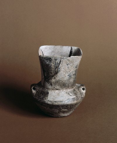 Prehistoria: jarrón con apertura cuadrada con grafitis neolíticos de la Caverna Delle Arene en Candide (Liguria). Pegli, Museo Villa Pallavicini de Prehistoric Prehistoric