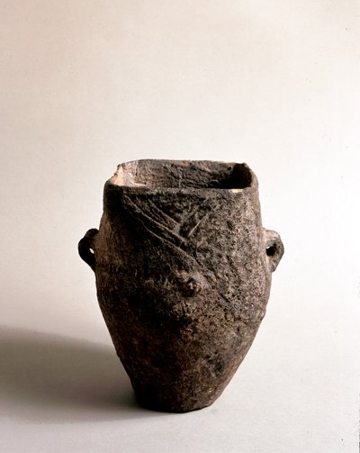 Prehistoria: jarrón de terracota con apertura cuadrada de la era neolítica de la Caverna Delle Arene en Candide (Liguria). Pegli, Museo Villa Pallavicini de Prehistoric Prehistoric