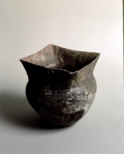 Prehistoria: jarrón de terracota con apertura cuadrada de la era neolítica de la Caverna Delle Arene en Candide (Liguria) de Prehistoric Prehistoric
