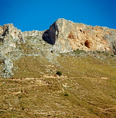 Prehistoria: la cresta de Monte Palmeto con una cueva que data del período Paleolítico. Monte Palmeto, Palermo, Italia de Prehistoric Prehistoric