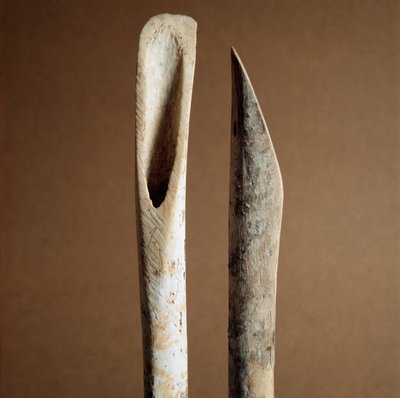 Prehistoria: herramientas para quitar la corteza de huesos de cabra y oveja de la Necrópolis de Arene Candide (Finale Ligure), Liguria. Neolítico Medio, Edad de Piedra. Génova, museo di archeologia ligure de Prehistoric Prehistoric