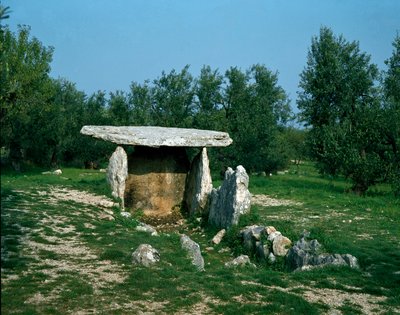 Prehistoria: vista del dolmen de Chianca con su corredor de entrada. Edad de Piedra, Neolítico. Siglos VI-III a.C. Bisceglie, Puglia, Italia de Prehistoric Prehistoric