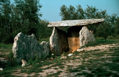 Prehistoria: vista del dolmen de Chianca con su corredor de entrada. Edad de Piedra, Neolítico. Siglo VI-III a.C. Bisceglie, Puglia, Italia de Prehistoric Prehistoric