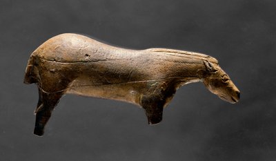 El caballo de Lourdes. Figurilla de marfil de la Cueva de Espelugue. Paleolítico Superior de Prehistoric Prehistoric