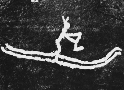 La representación plástica más antigua del esquí: grabado rupestre en Roedoey Tjoetta en el norte de Noruega, descubierto por Gostrom Cjessing en 1933 y fechado alrededor del 4000 a.C. de Prehistoric Prehistoric