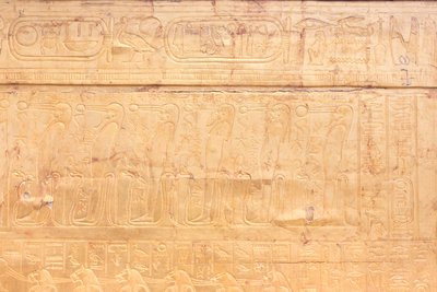 El relicario dorado exterior de la cámara funeraria de Tutankamón, Museo Egipcio, El Cairo, Egipto de Prehistoric Prehistoric