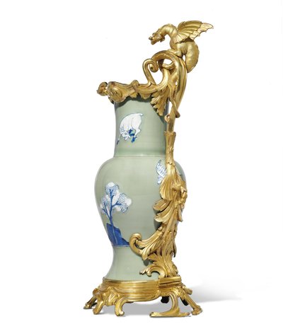 Uno de un Par de Jarras Luis XV, porcelana 1662-1722, monturas c.1745-49 de Qing Dynasty   Kangxi Period Chinese School