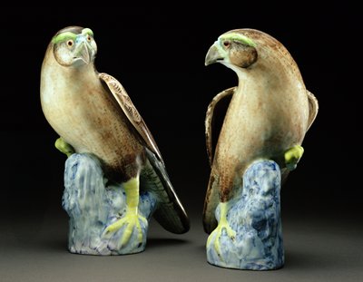 Un par de halcones famille rose (porcelana) de Qing Dynasty Chinese School