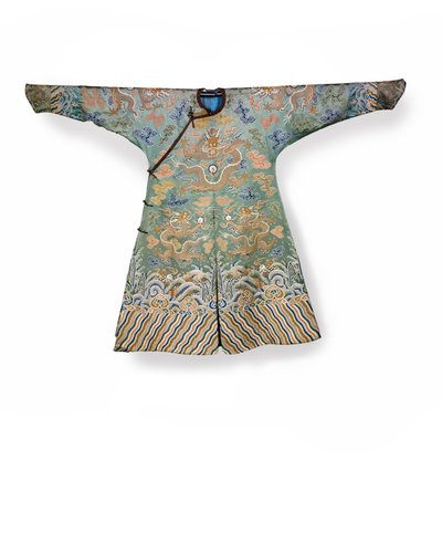 Vestido de corte de seda celadón para una princesa imperial, Jifu, China de Qing Dynasty Chinese School