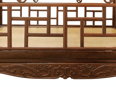 (detalle) de una cama con dosel de seis postes Huanghuali, dinastía Qing Jiazichuang (madera) de Qing Dynasty Chinese School