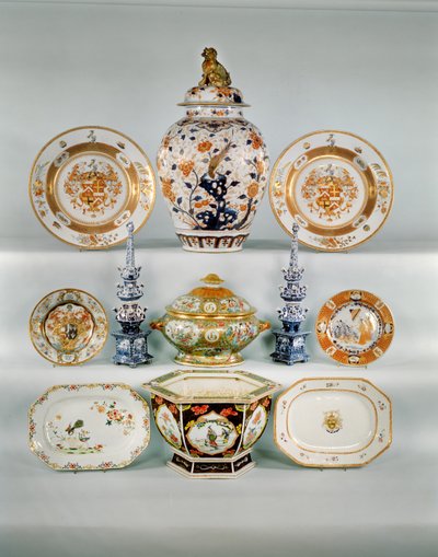 Jarrón balustre Imari; Plato armorial Rose-verte, c.1724; Tureen y tapa Famille rose bombe; Dos jarrones de tulipanes azul y blanco; Plato armorial Famille Rose; Plato Imari por Cornelius Prenk; Plato oblong Famille Rose; Jardinera hexagonal Famille Rose de Qing Dynasty Chinese School