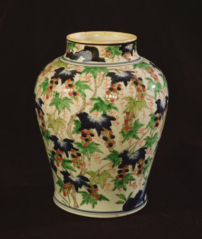 Jarra decorada con vides y racimos de uvas de Qing Dynasty Chinese School