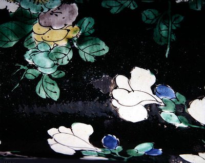 Gran jarrón Famille Noire Yen Yen, período Kangxi (1662-1722) (detalle) de Qing Dynasty Chinese School