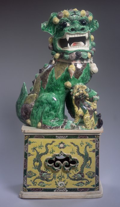 Gran León Budista Famille Verte y Cachorro, período Kangxi (1662-1722) de Qing Dynasty Chinese School
