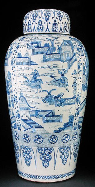 Uno de un par de jarrones de soldado azul y blanco de Qing Dynasty Chinese School
