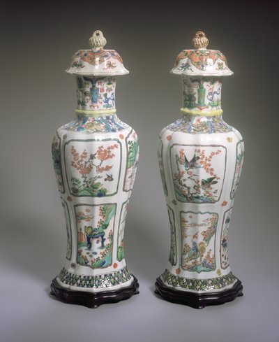 Par de jarrones y tapas de exportación china Famille Verte, período Kangxi (1662-1722) (porcelana) de Qing Dynasty Chinese School
