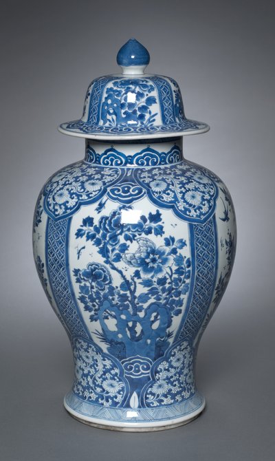 Jarrón con tapa de Qing Dynasty Chinese School