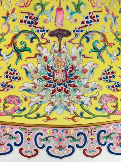 (detalle) de uno de un par de jarrones imperiales Famille Rose de Qing Dynasty   Jiaqing Period Chinese School